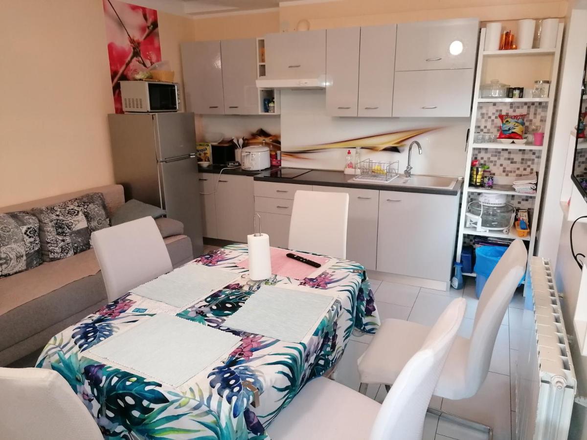 Apartment Lucija กอสเตรนา ภายนอก รูปภาพ