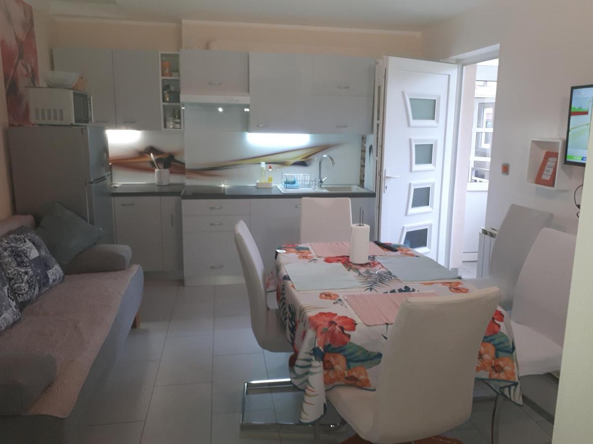 Apartment Lucija กอสเตรนา ภายนอก รูปภาพ